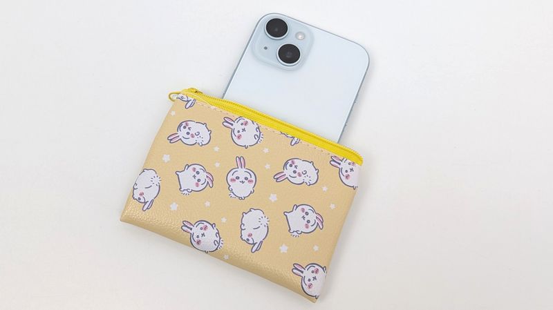 iPhone 15は余裕ではみ出る