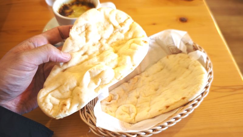 コメダ初のナンは手のひらサイズ