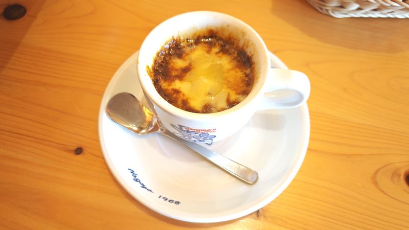 コーヒーカップにカレーが入っていてインパクトでかめ！