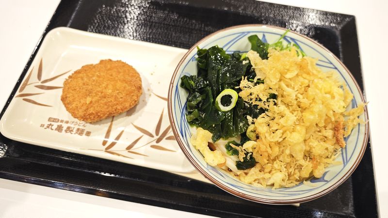 わかめの無料トッピング堪能に期間限定のコロッケをプラス！