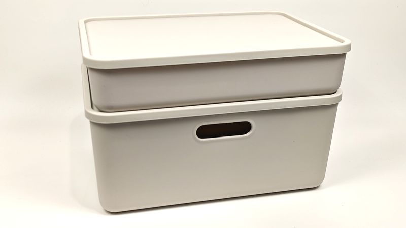 フタ付きの収納ボックスでスタッキング可能で使いやすい!