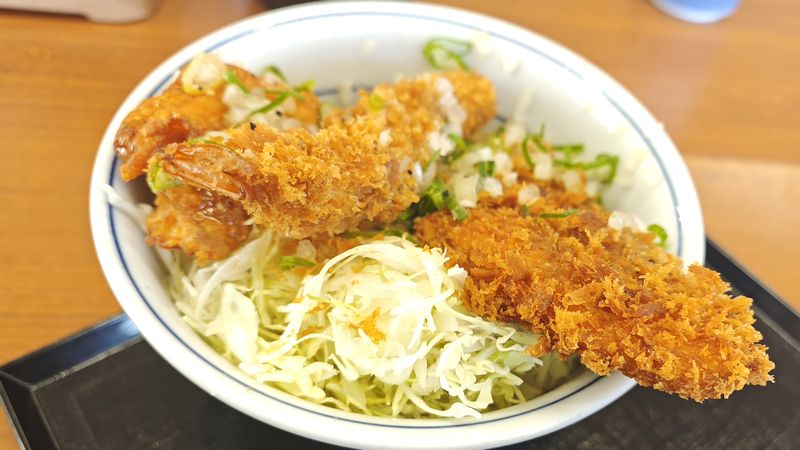 キャベツの千切りがしっかり揚げ物を引き立ててくれる!