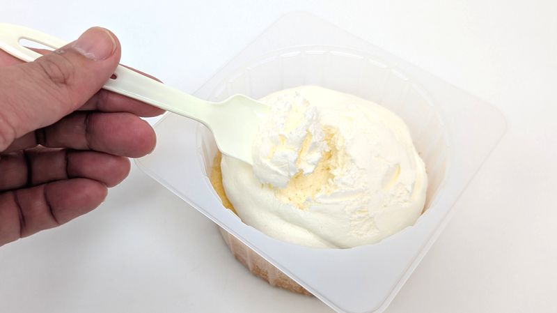 いつものローソンの「プレミアムロールケーキ」とはまったく違うルックス