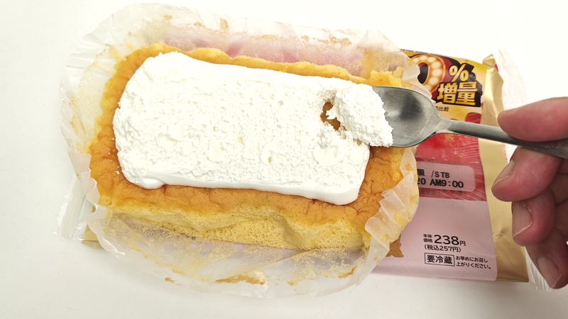 ふわふわもちもちのシフォンの上に生クリーム