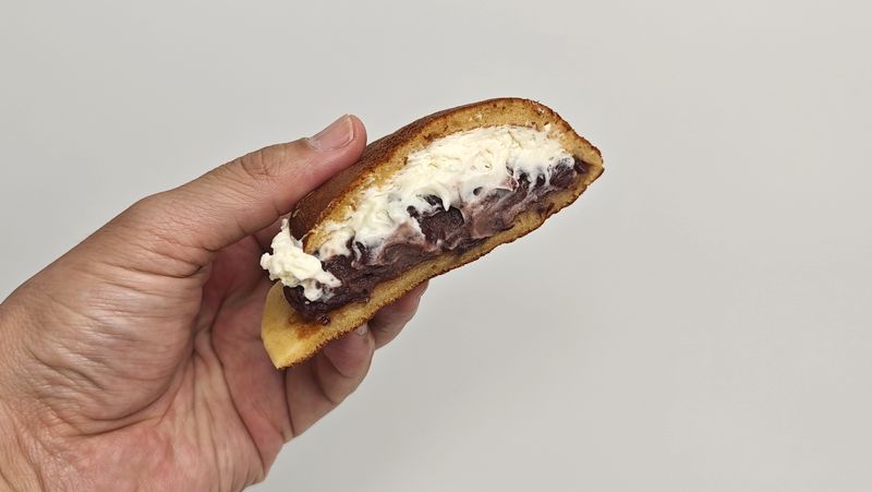 ほのかな塩味感じる甘すぎないあんことふわふわミルキーなホイップ