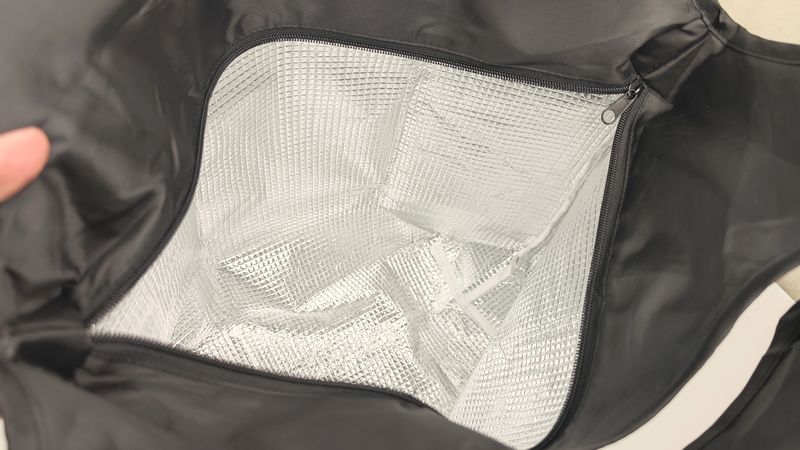 内側にアルミの断熱シートで保冷機能あり!