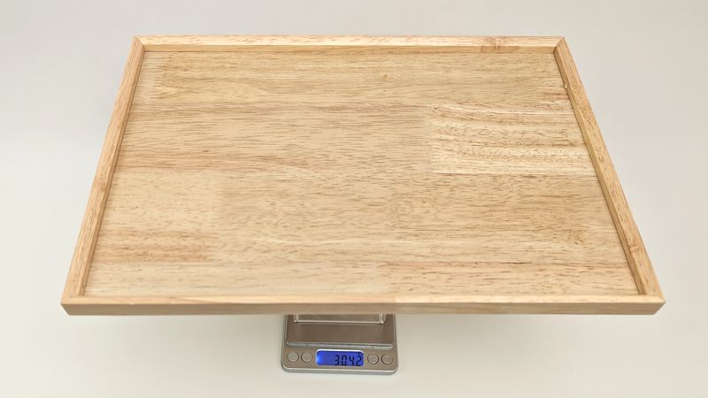 スタンダードプロダクツの木製トレイは軽量で扱いやすい