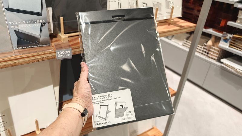マグネットフラップ付きのクリップボード