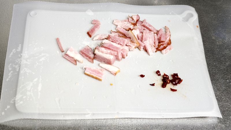 「抗菌まな板シート」で衛生的に食材をカットできる!