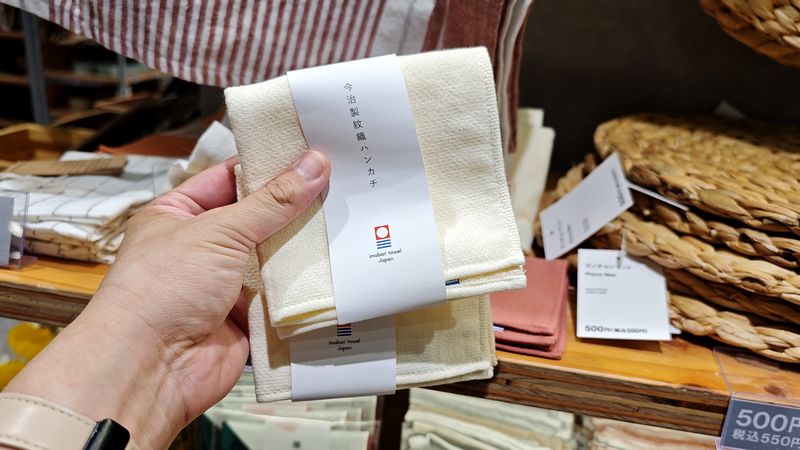 スタンダードプロダクツの「今治紋織ハンカチ」は価格を超えた上質さ!