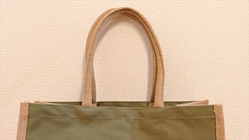 持ち手が意外と長めで、肩掛けしやすい