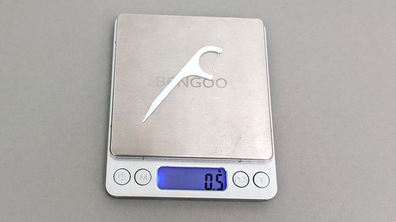 重さは実測0.5g