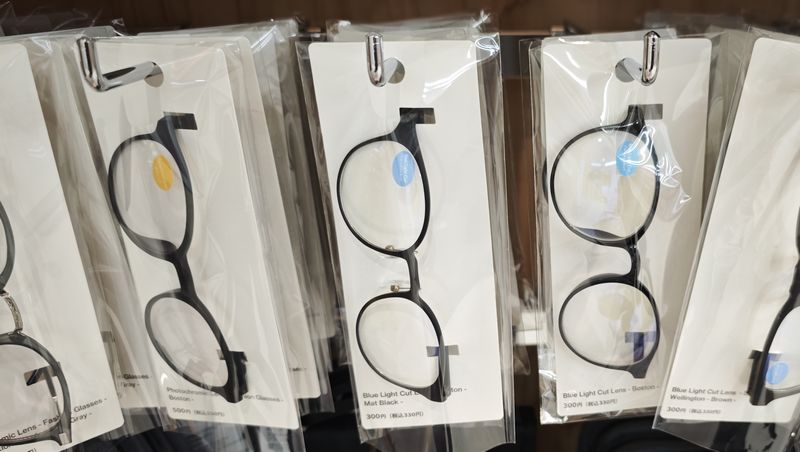 ブルーライトカットメガネも展開