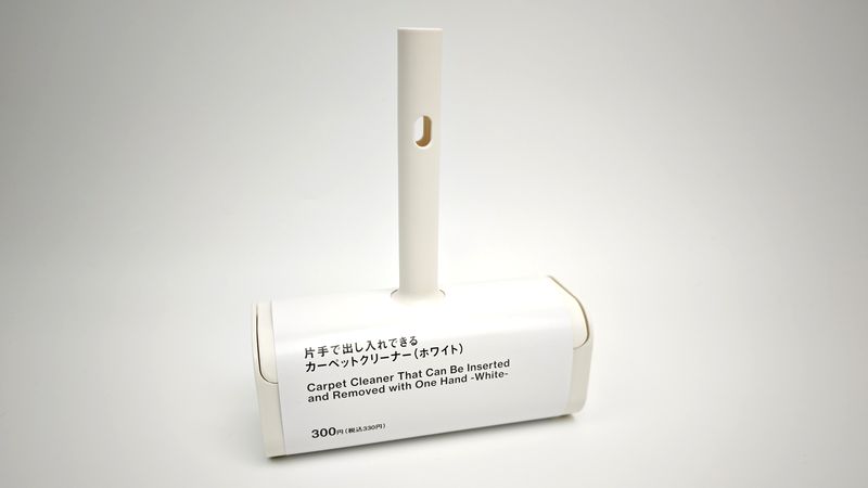 スタンダードプロダクツ「片手で出し入れできるカーペットクリーナー」で掃除快適！