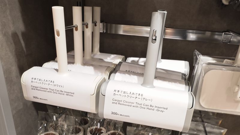 スタプロ「片手で出し入れできるカーペットクリーナー」の価格！テープの付属無し！