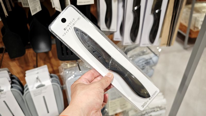 スタンダードプロダクツ「黒いセラミックペティナイフ」は見た目と携帯性グッドな便利アイテム！