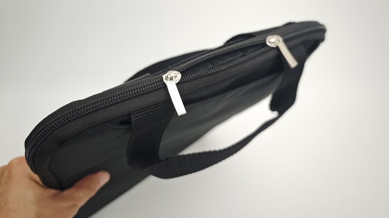 パソコン収納部分はダブルファスナーで使い勝手が良い!