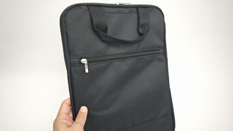 3つのポケット有りで小物アイテムを収納できる!