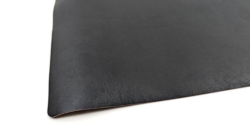 牛革のようなシボ加工