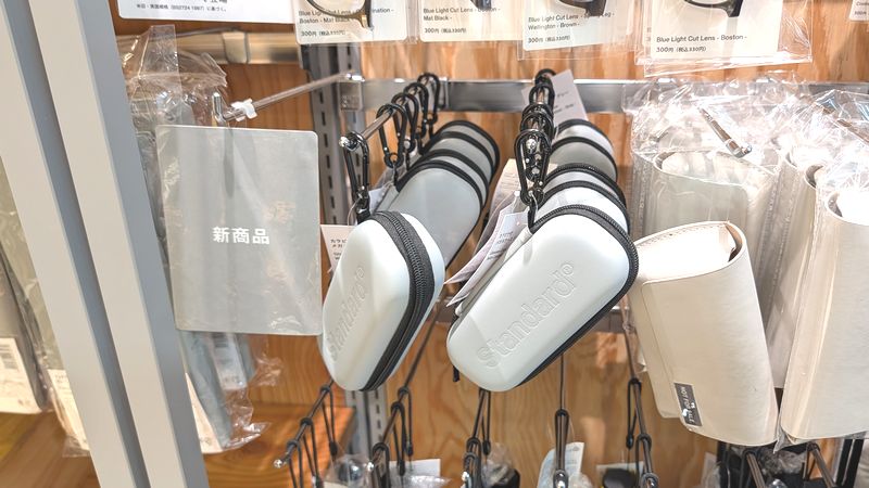 スタンダードプロダクツロゴのカラビナ付きハードメガネケースが新発売【追記】