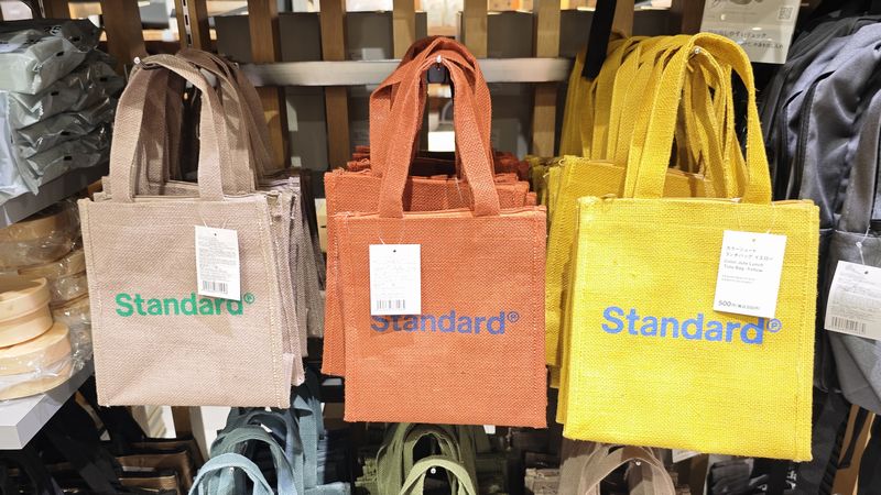 スタンダードプロダクツ「カラージュートランチバッグ」は保冷機能付きジュートバッグ！