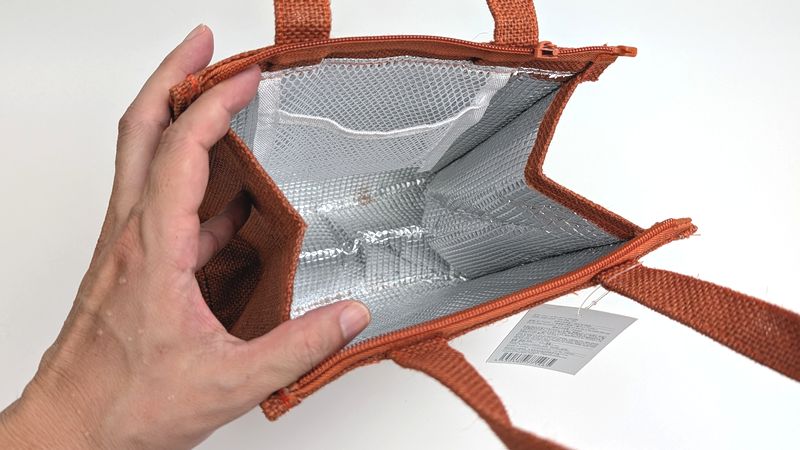 オープンファスナーの仕様で中身の出し入れがしやすい！