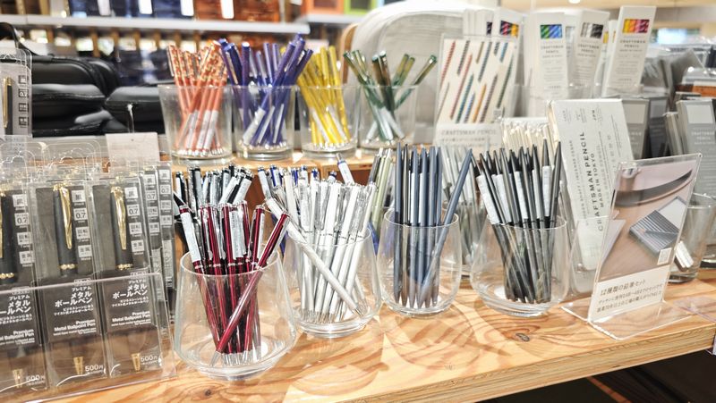 スタンダードプロダクツ「ツイスト式ボールペン」は細身で高見えアイテム!