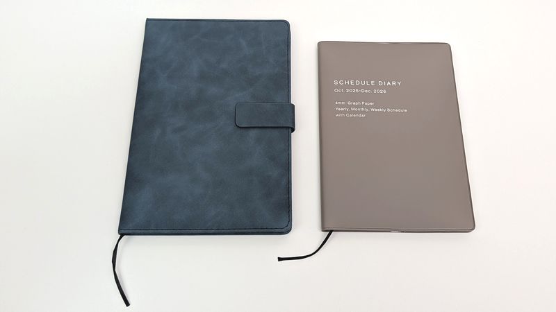スケジュール帳と比べると一回り大きい