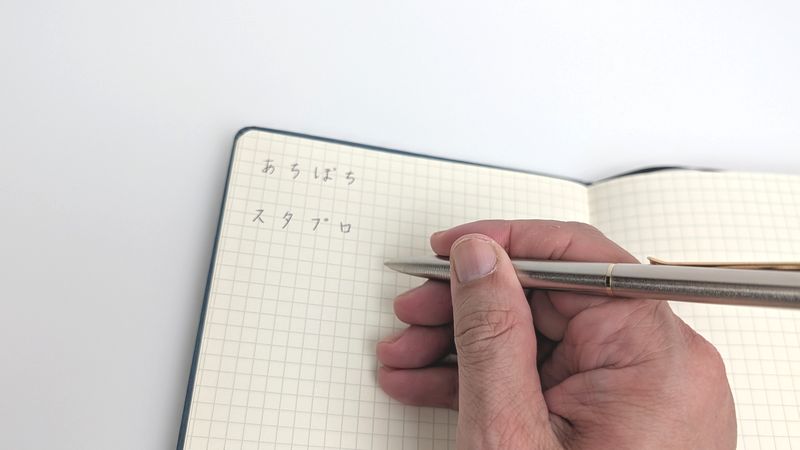 「マグネット付PUカバーA5ノート」は5mm方眼付きの用紙