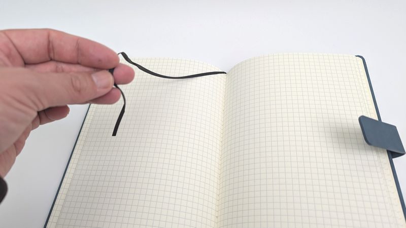 しおり紐が付いている