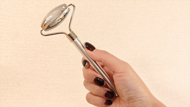 顔まわりをスッキリ見せたい人にぴったりのフェイスローラー