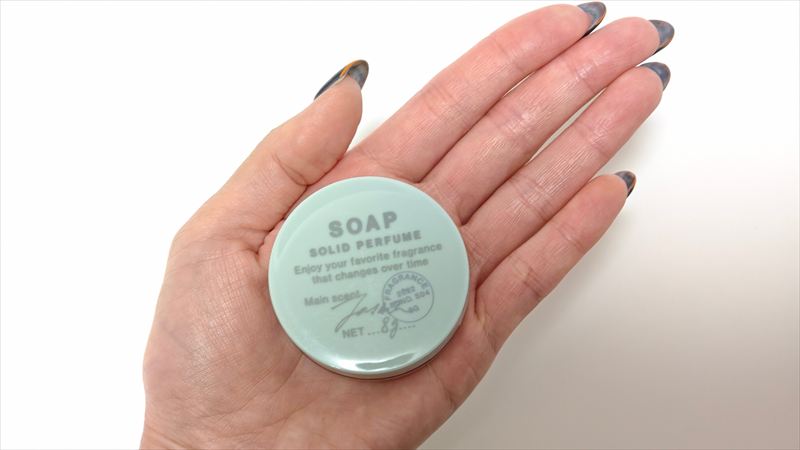 手のひらにすっぽり収まるコンパクトなサイズ