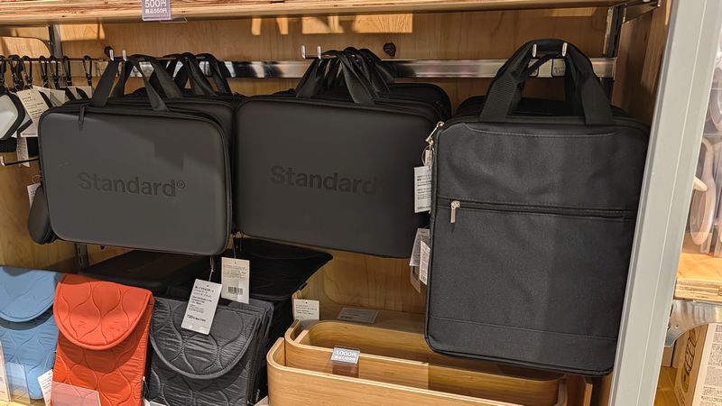 スタンダードプロダクツ「開いてそのまま使えるパソコンケース」は店舗限定アイテム!