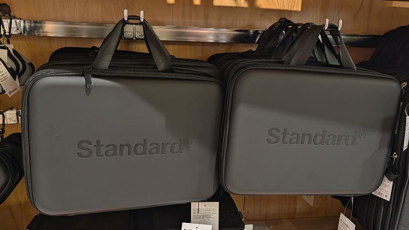 スタンダードプロダクツ「開いてそのまま使えるパソコンケース」の種類と価格