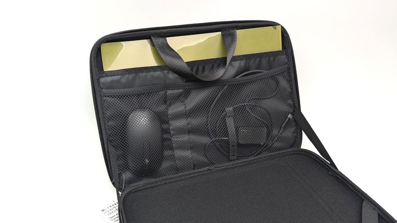 内ポケットに書類を入れることができて便利!