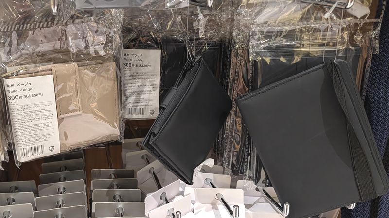 ブラック、ベージュの2色展開