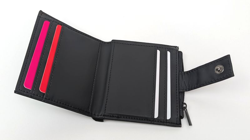 サイフを広げると4枚のカードが収納可能