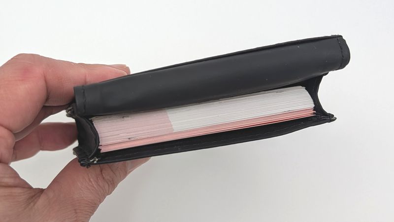 名刺60枚は入れることができる