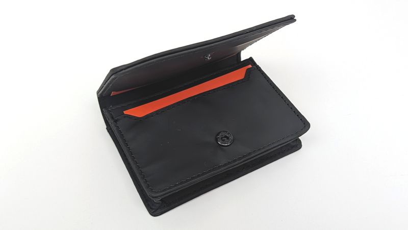 ボタン留めで開閉には慣れが必要