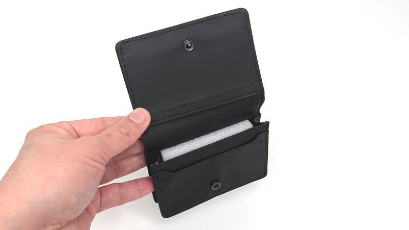 3つのポケット付きで名刺を扱いやすい