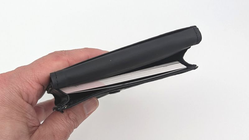 メインポケットに名刺20枚を入れた場合