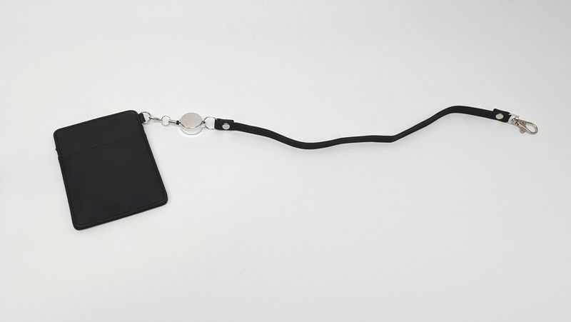 リール付きでバッグにつけたままでもタッチ可能!