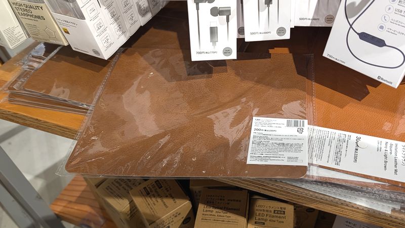 スタンダードプロダクツ「牛革風リバーシブルマウスパッド」はレザー調のおしゃれ質感が魅力!