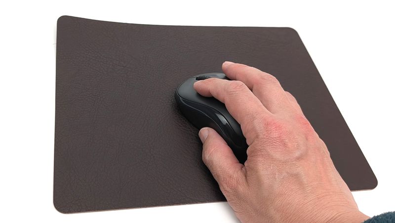 スタンダードプロダクツ「牛革風リバーシブルマウスパッド」のおすすめポイント