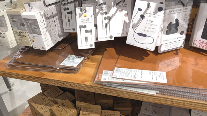 スタンダードプロダクツ「牛革風リバーシブルマウスパッド」は店舗限定アイテム!