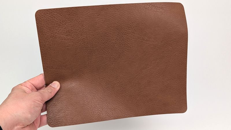 スタンダードプロダクツ「牛革風リバーシブルマウスパッド」の特徴と使用感