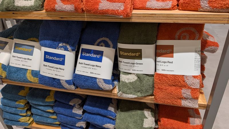 スタンダードプロダクツ「フェイスタオル ロゴ」は店舗限定アイテム！