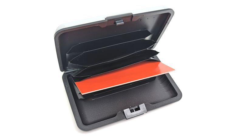 一般的なカードサイズに合わせたポケット