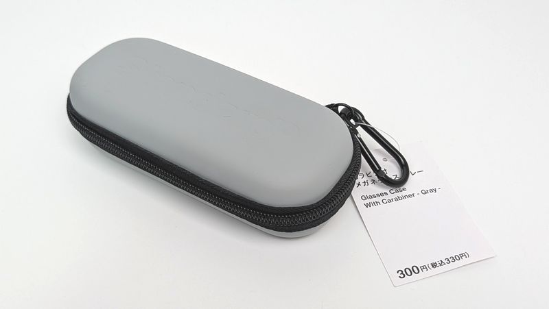 スタンダードプロダクツ「カラビナ付き メガネケース」のカラーと価格