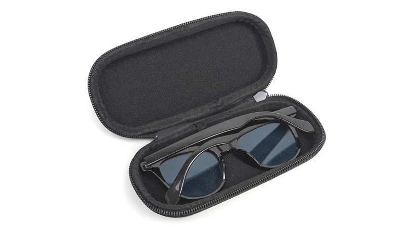 ボストン型サングラスでもちゃんと入るサイズ感